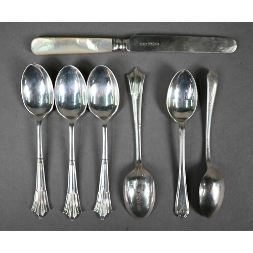 127 - Four Albany pattern silver coffee spoons and two golf spoons, 2.6oz, to/w a silver tea-knife with mo... 