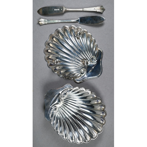 134 - Cased pair of shell butter dishes, c/w Albany pattern knives, Josiah Williams & Co, London 1917,... 