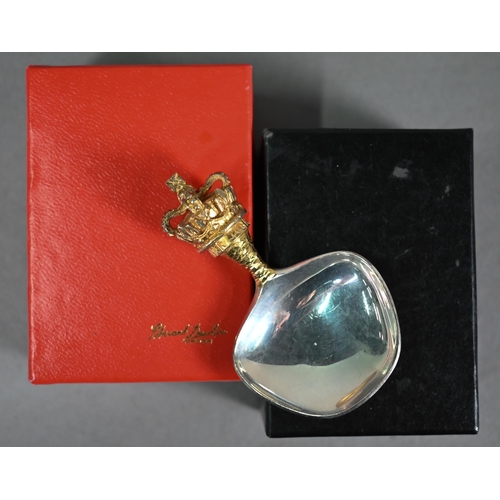 137 - Stuart Devlin parcel gilt 1977 Jubilee caddy spoon with Crown finial, London 1977, 1.6oz, 8cm long; ... 