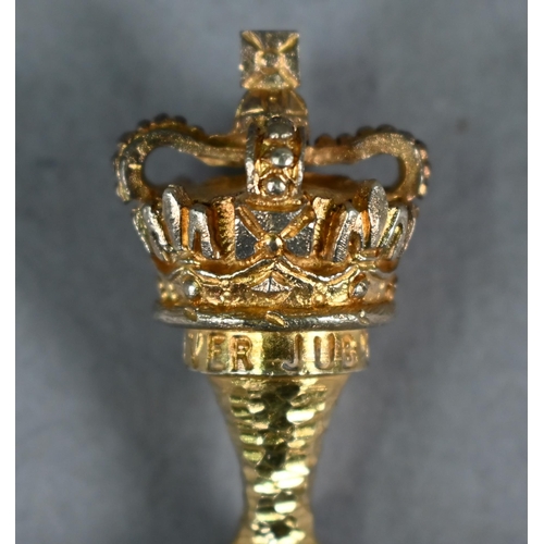 137 - Stuart Devlin parcel gilt 1977 Jubilee caddy spoon with Crown finial, London 1977, 1.6oz, 8cm long; ... 