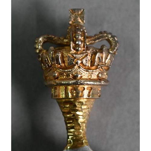 137 - Stuart Devlin parcel gilt 1977 Jubilee caddy spoon with Crown finial, London 1977, 1.6oz, 8cm long; ... 