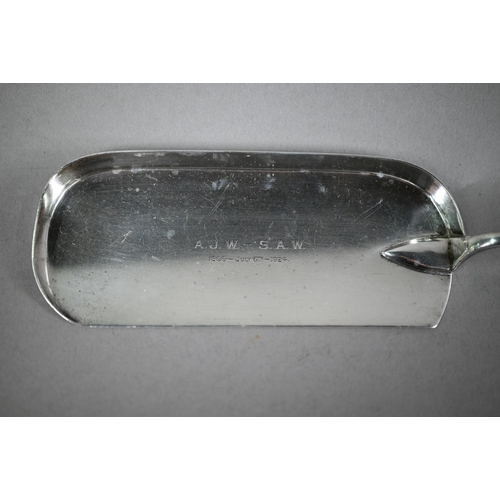 140 - Silver old English pattern crumb scoop, William Hutton & Sons ltd, Sheffield 1923, 6.6oz