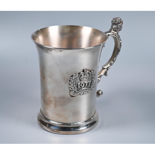 194 - Heavy quality silver 1977 Silver jubilee commemorative mug, Birmingham Mint, Sheffield 1977, 9.7oz, ... 