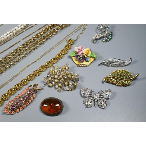 226 - A collection of vintage costume jewellery including Ciro graduated pearls in original box, marcasite... 