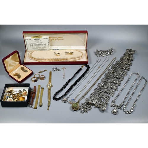 237 - A quantity of jewellery items including diamond set ring, sapphire-set 9ct yellow gold brooch, pair ... 