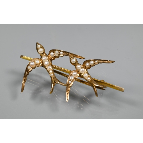 240 - A Victorian 9ct yellow gold bar brooch with two flying swallows with outstretched wings, set overall... 