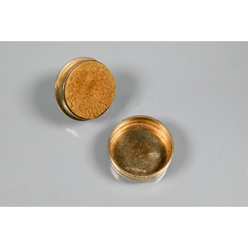 243 - Cartier - A 9ct yellow gold Art Deco circular pill box with reed banded decoration and 'D' shaped ha... 