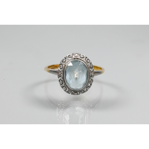 260 - An oval pale aquamarine in yellow and white metal setting, size O