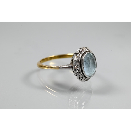 260 - An oval pale aquamarine in yellow and white metal setting, size O