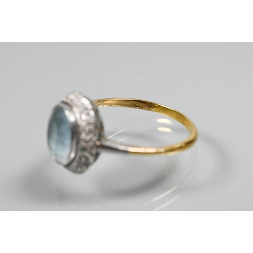 260 - An oval pale aquamarine in yellow and white metal setting, size O