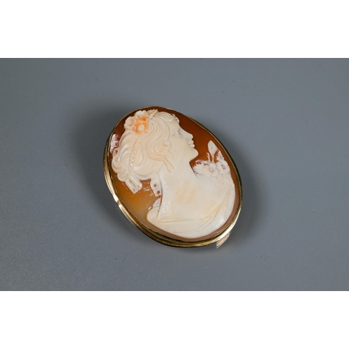 260A - An oval shell cameo brooch featuring young maiden, in yellow metal mount stamped 585, 4.5 x 3.5 cm