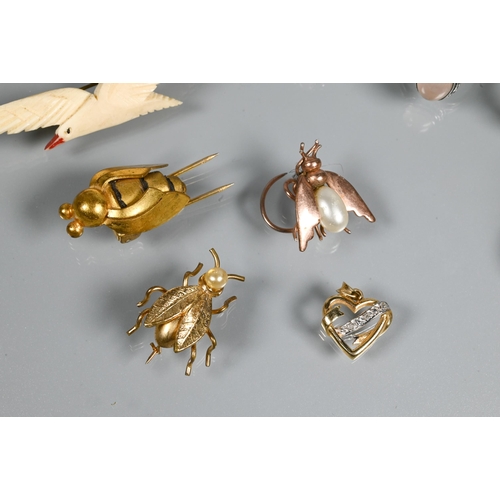 274 - Five various stone set rings, including one diamond, a lucite oval brooch featuring reverse carved b... 