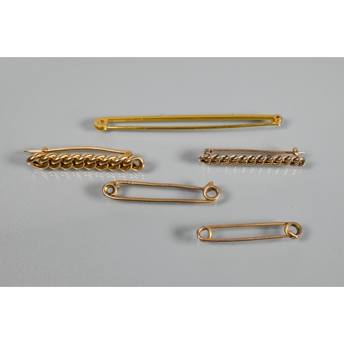 302 - A long 9ct yellow metal bar brooch, 7.5 cm; two 9ct rose gold safety pin brooches; and two unmarked ... 