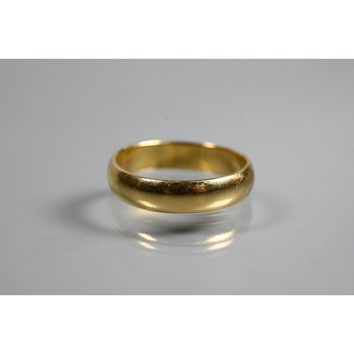 312 - An 18ct yellow gold wedding band, size V, approx 6.3g