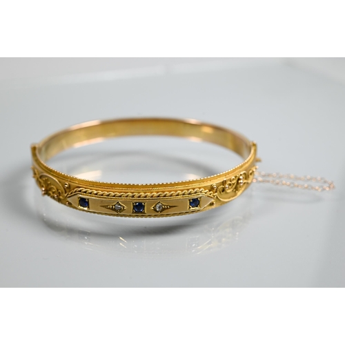 315 - An Edwardian 9ct yellow gold bangle of oval half-hinged form, with applied bead and rope-style decor... 