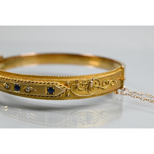 315 - An Edwardian 9ct yellow gold bangle of oval half-hinged form, with applied bead and rope-style decor... 