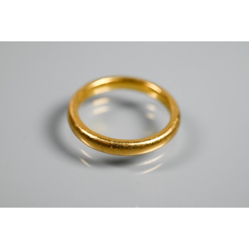 317 - A 22ct yellow gold wedding band, size K, approx 4.6g