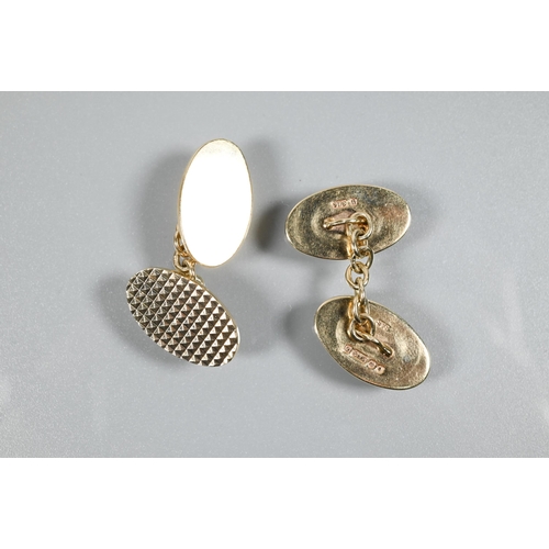 326 - A pair of oval 9ct yellow gold chain-linked cufflinks with hatched decoration, approx 12.6g, in blac... 