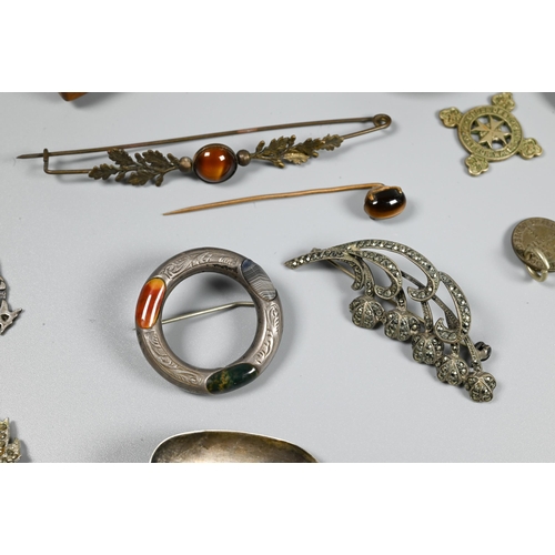 335A - AMENDMENT NO CROSS OR CHAIN A collection of Victorian and later jewellery items including stone set ... 