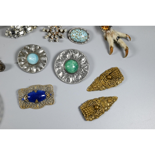 342 - A collection of vintage and later brooches including Arts & Crafts, paste set buckles, dress cli... 