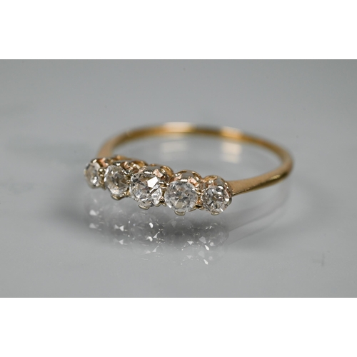 353 - A graduated five stone diamond ring, the old cut diamonds in scroll claw mount, 9ct yellow gold set,... 