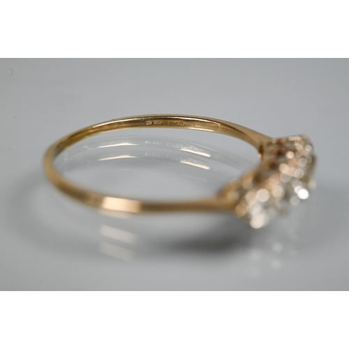 353 - A graduated five stone diamond ring, the old cut diamonds in scroll claw mount, 9ct yellow gold set,... 