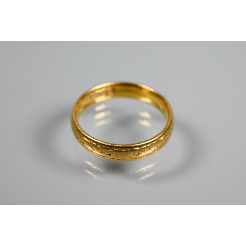 374 - A 22ct yellow gold wedding band with incised decoration, size L 1/2, approx 3.7g