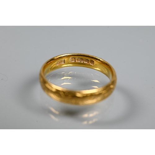 374 - A 22ct yellow gold wedding band with incised decoration, size L 1/2, approx 3.7g