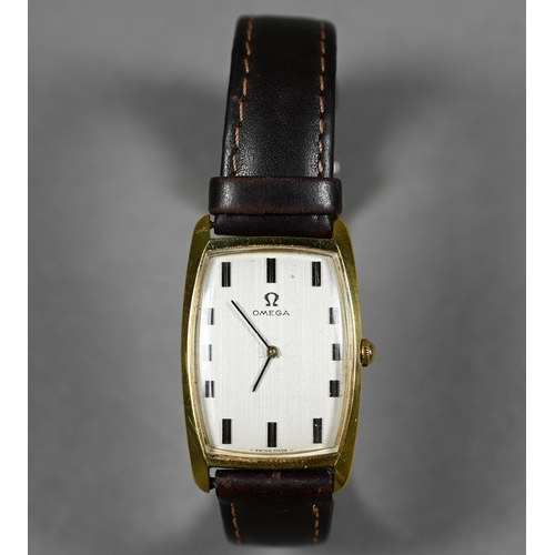 386 - A gentleman's Omega wristwatch with gold plated bezel and silvered tonneau dial, 17-jewel movement n... 