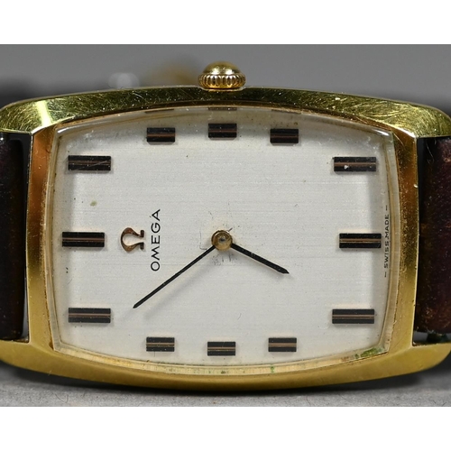 386 - A gentleman's Omega wristwatch with gold plated bezel and silvered tonneau dial, 17-jewel movement n... 