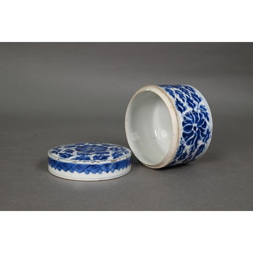 439 - An 18th century Chinese blue and white cylindrical jar/caddy and cover painted in underglaze blue wi... 