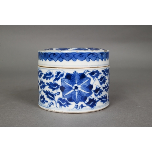 439 - An 18th century Chinese blue and white cylindrical jar/caddy and cover painted in underglaze blue wi... 