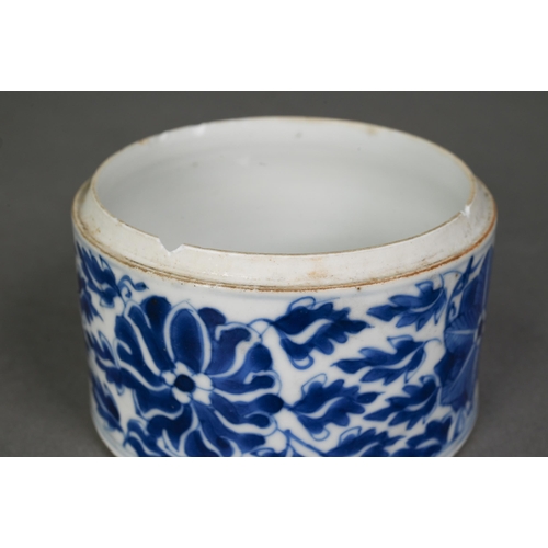 439 - An 18th century Chinese blue and white cylindrical jar/caddy and cover painted in underglaze blue wi... 