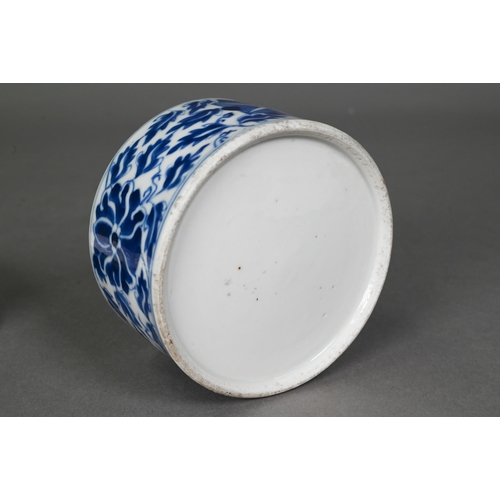 439 - An 18th century Chinese blue and white cylindrical jar/caddy and cover painted in underglaze blue wi... 