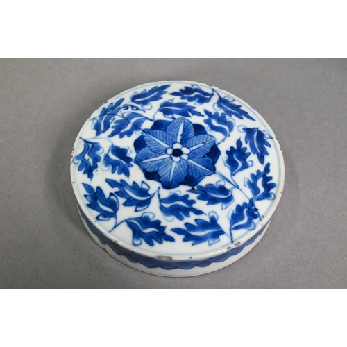 439 - An 18th century Chinese blue and white cylindrical jar/caddy and cover painted in underglaze blue wi... 