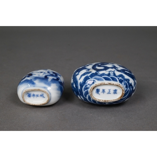 467 - A Chinese blue and white 'dragon' snuff bottle, the flattened oval body painted in underglaze blue w... 