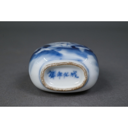 467 - A Chinese blue and white 'dragon' snuff bottle, the flattened oval body painted in underglaze blue w... 