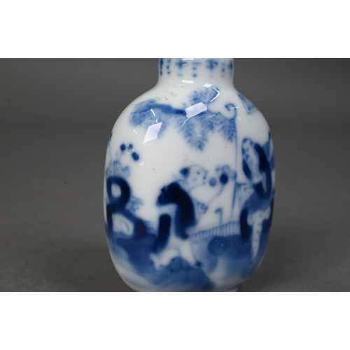 467 - A Chinese blue and white 'dragon' snuff bottle, the flattened oval body painted in underglaze blue w... 