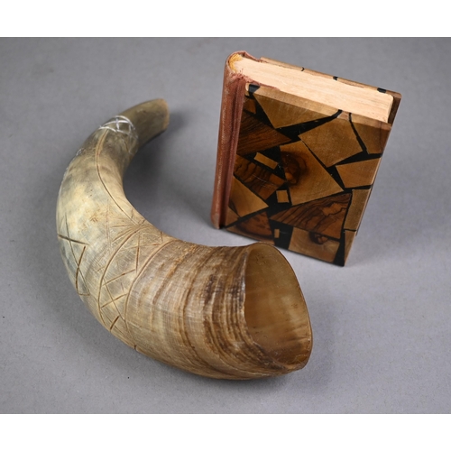 1174 - Judacea - Cow's horn carved with the Star of David, 18 cm to/w pocket edition of the Siddur Avodat I... 