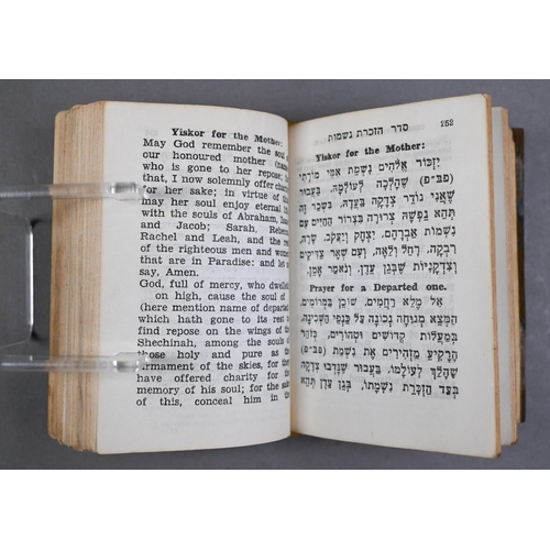 1174 - Judacea - Cow's horn carved with the Star of David, 18 cm to/w pocket edition of the Siddur Avodat I... 