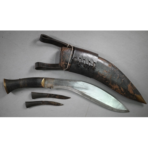 1207 - WWII period Kukri with 27.5 cm blade, in leather scabbard with small knives