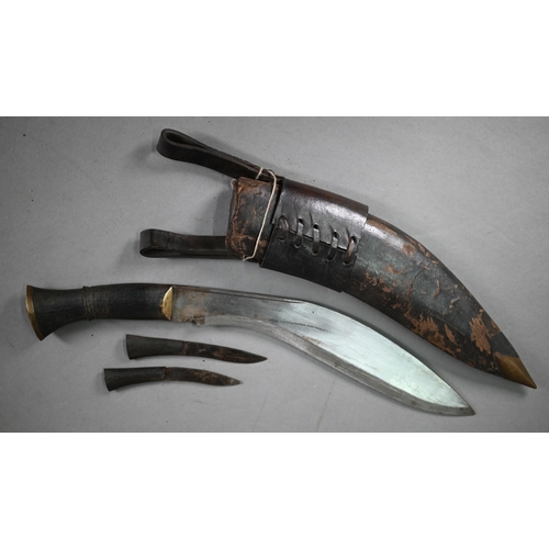 1207 - WWII period Kukri with 27.5 cm blade, in leather scabbard with small knives