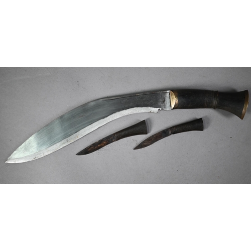 1207 - WWII period Kukri with 27.5 cm blade, in leather scabbard with small knives