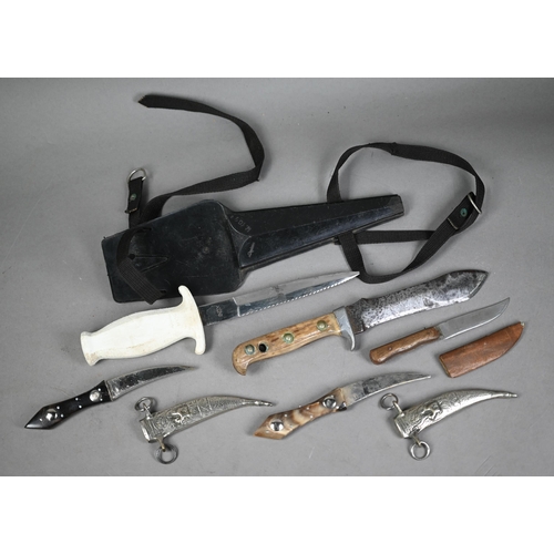 1212 - Various hunting knives including 'Original Buffalo Skinner' by B & D, with two piece antler hand... 