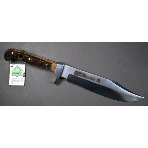 1213 - Puma Bowie knife with 20 cm blade and two piece antler handle, in leather scabbard and pine presenta... 