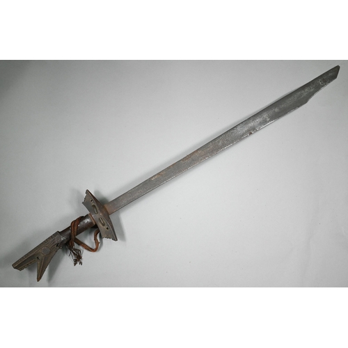 1221 - Antique Phillipino kampilan (sword) with 72 cm shaped blade and carved wood hilt, 98 cm overall