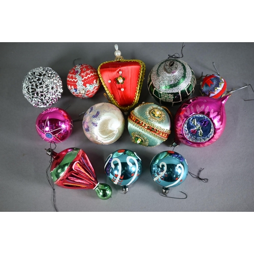 1227 - A small collection of vintage and later Christmas tree baubles and other decorations (in a small sui... 