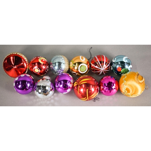 1227 - A small collection of vintage and later Christmas tree baubles and other decorations (in a small sui... 