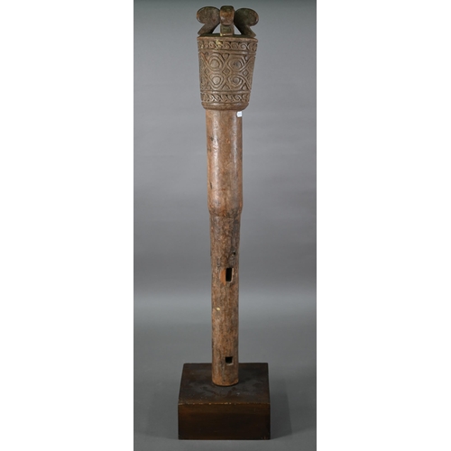 1271 - An Oceanic carved wood tribal pillar or sceptre, the stylised birds' heads and scroll decoration rep... 