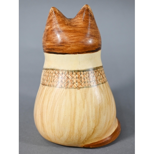 563 - Joan and David de Bethel - Rye pottery cat, no 7283, 1999, 18 cm high